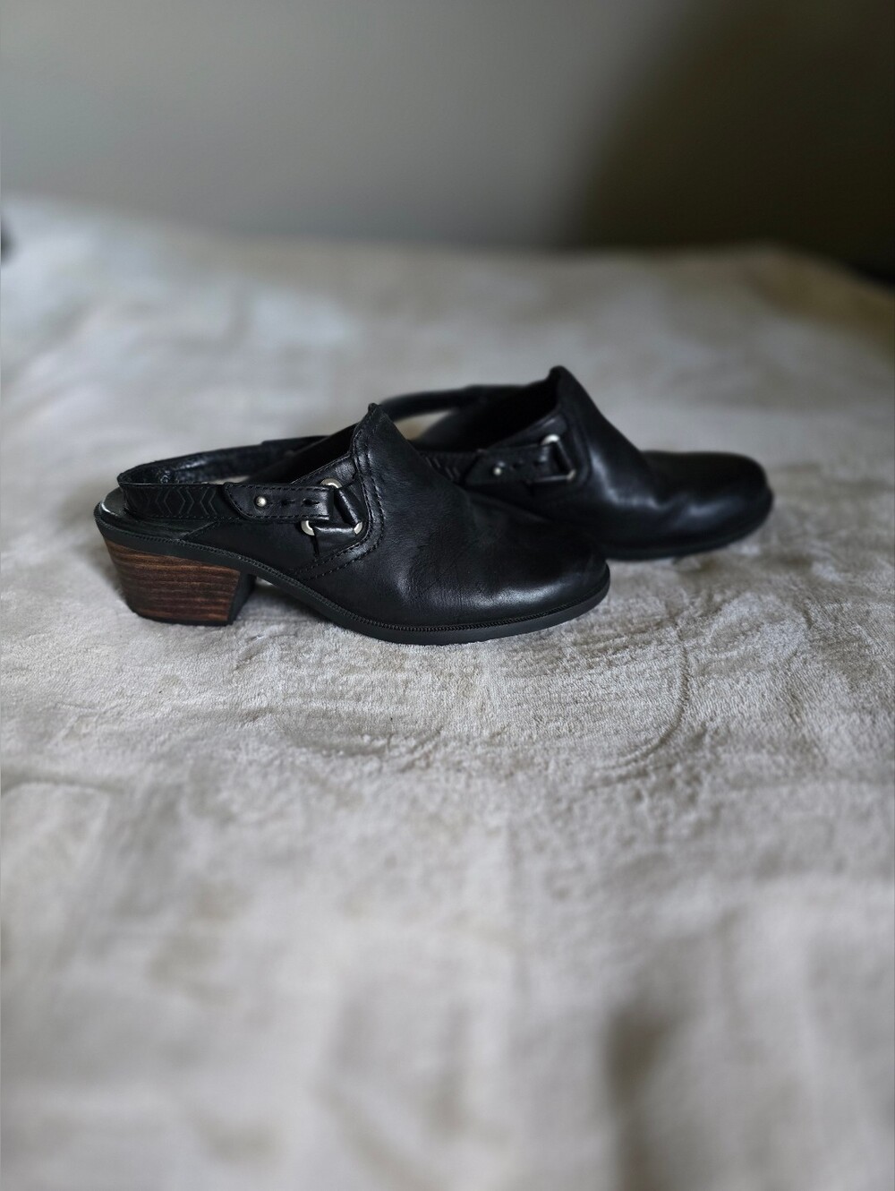 EUC Teva Black leather Clogs/Mules